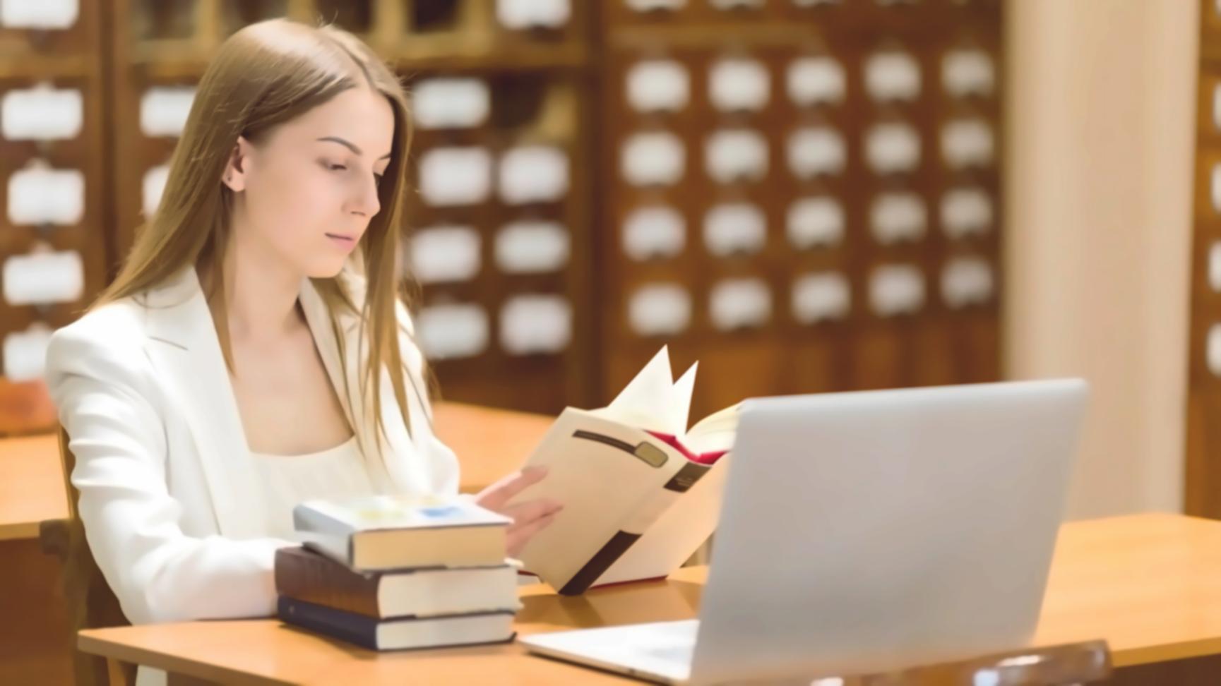 Analisis grafik saham dengan berbagai indikator teknikal dan pola candlestick