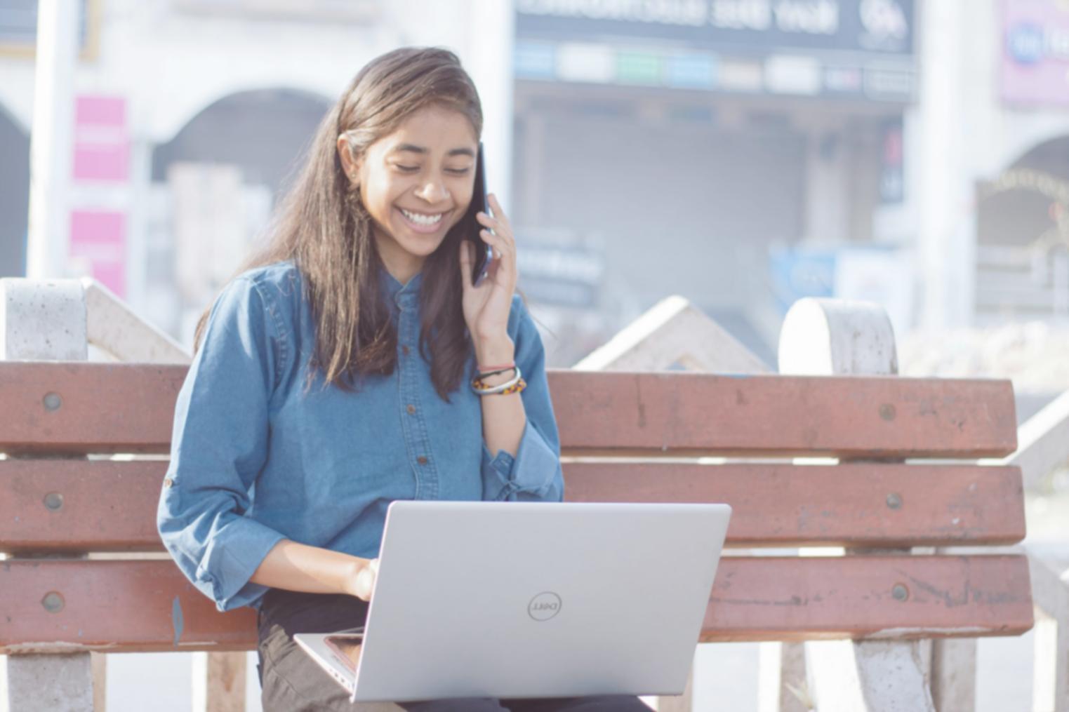 Suasana pembelajaran kolaboratif trading saham dengan diskusi grup