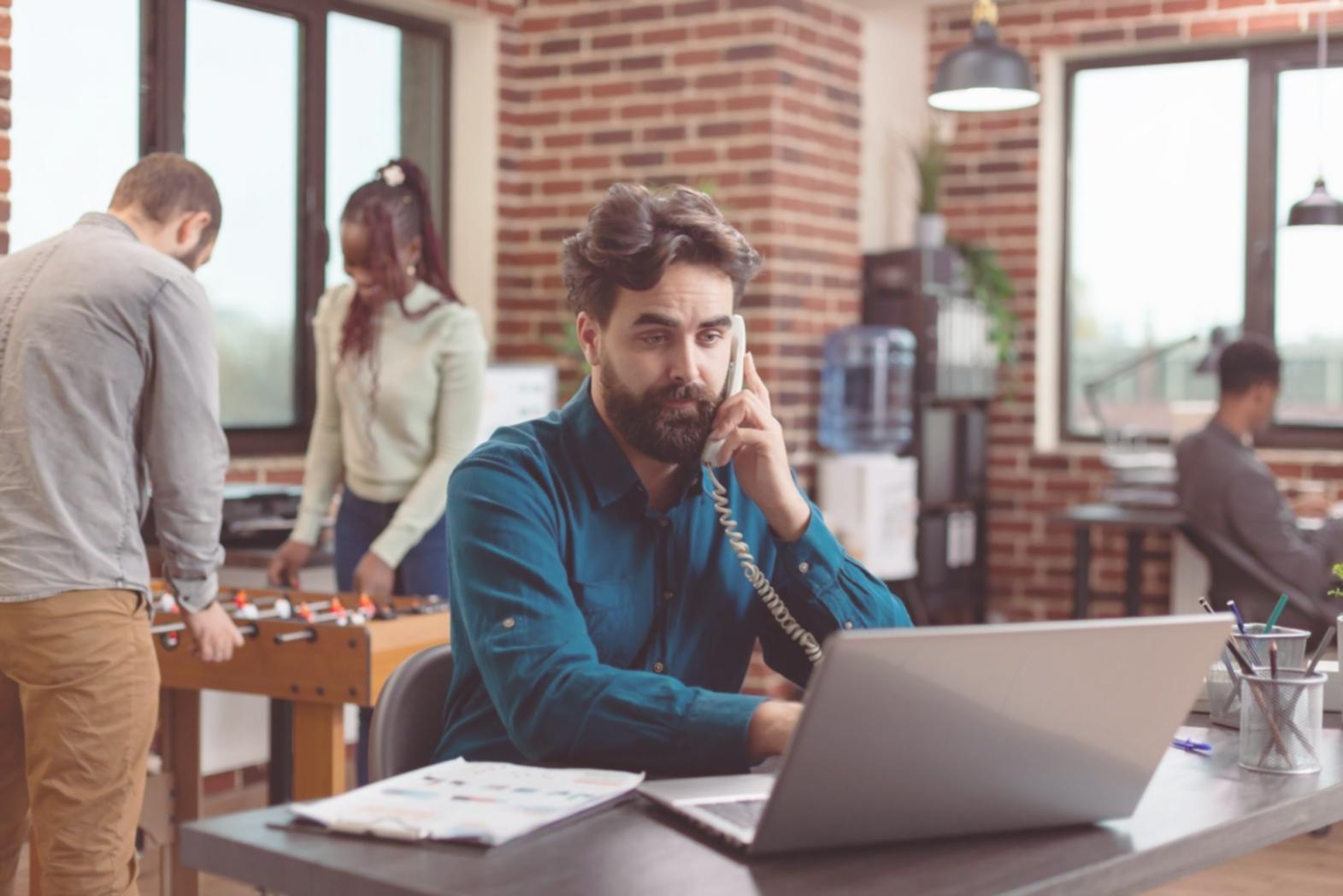 Dokumentasi artikel mendalam dan riset pasar yang digunakan dalam pembelajaran