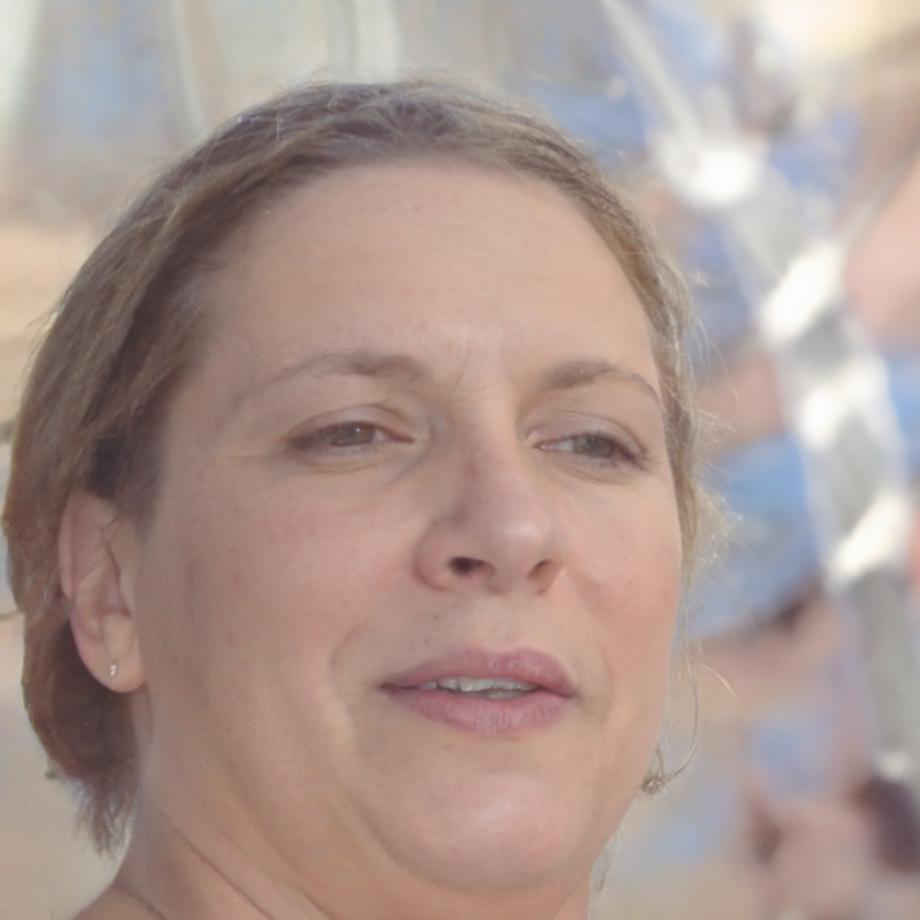 Foto profil Sari Wijaya, instruktur psikologi trading