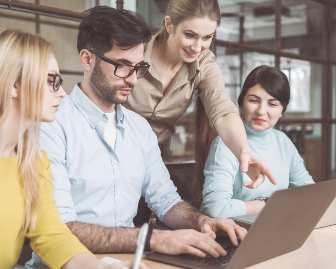 Grafik analisis pergerakan pasar saham dengan berbagai indikator teknikal