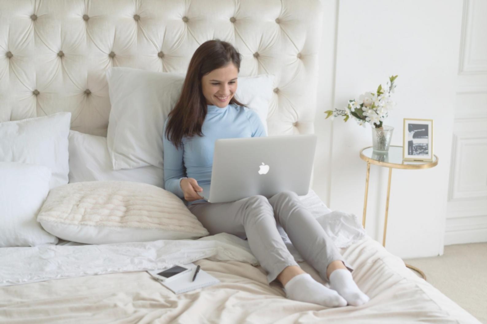 Sesi diskusi online antara mentor dan peserta program trading