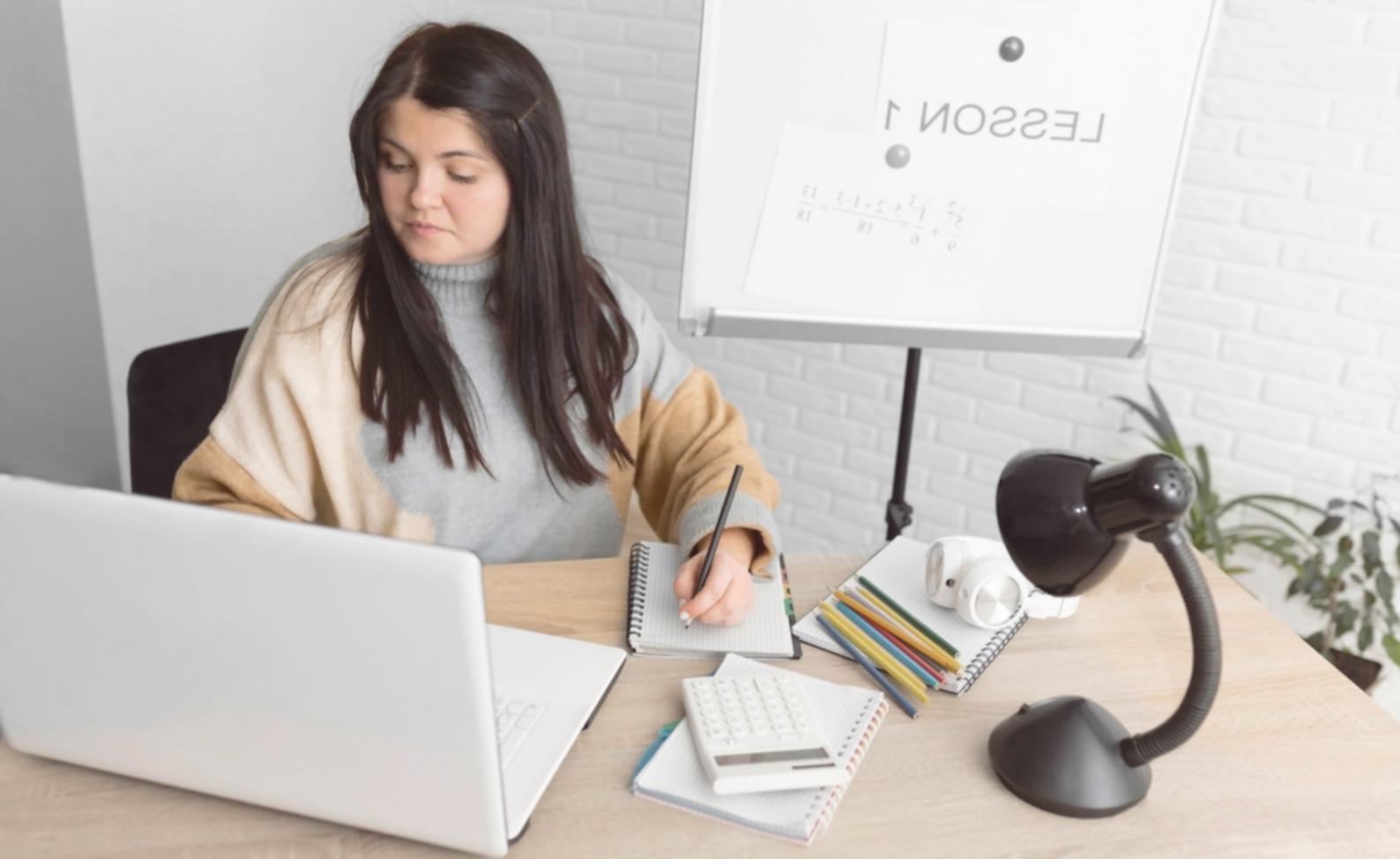 Workspace trading dengan multiple monitor menampilkan chart saham