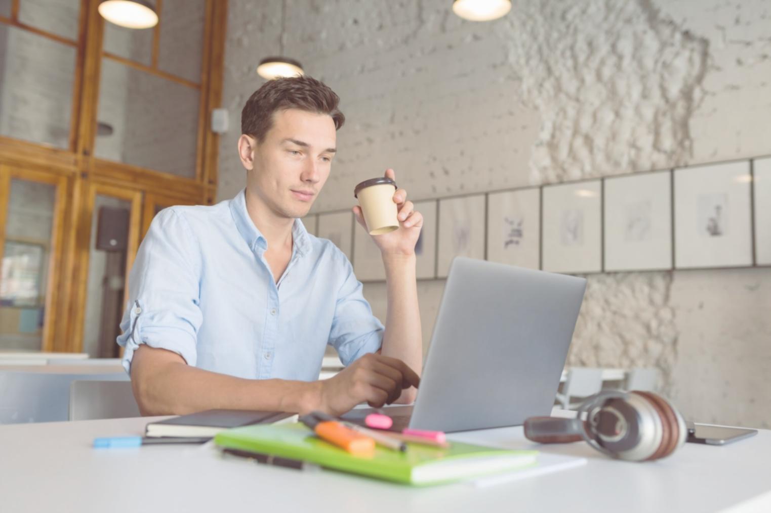 Simulasi trading menggunakan platform demo untuk pembelajaran praktis